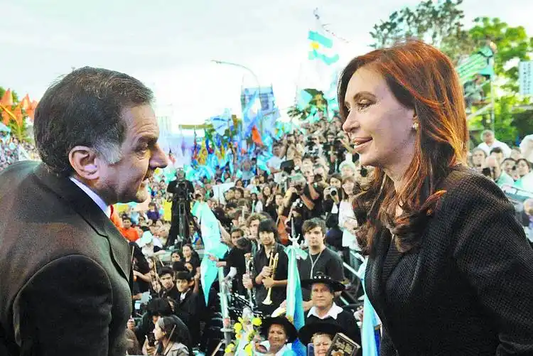 Cristina inaugura polideportivo en Florencio Varela y entrega el primer plan Progresar