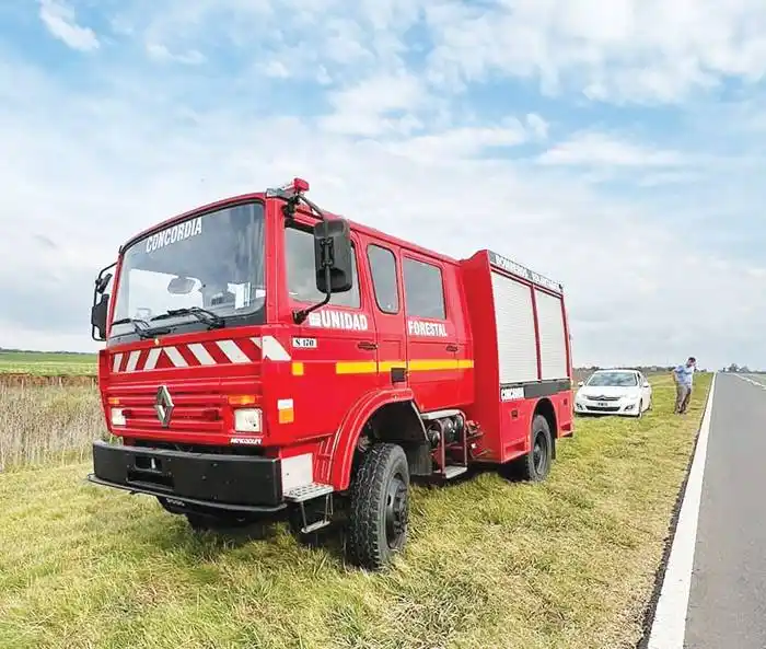 Bomberos Voluntarios  recibió la nueva unidad  con una caravana
