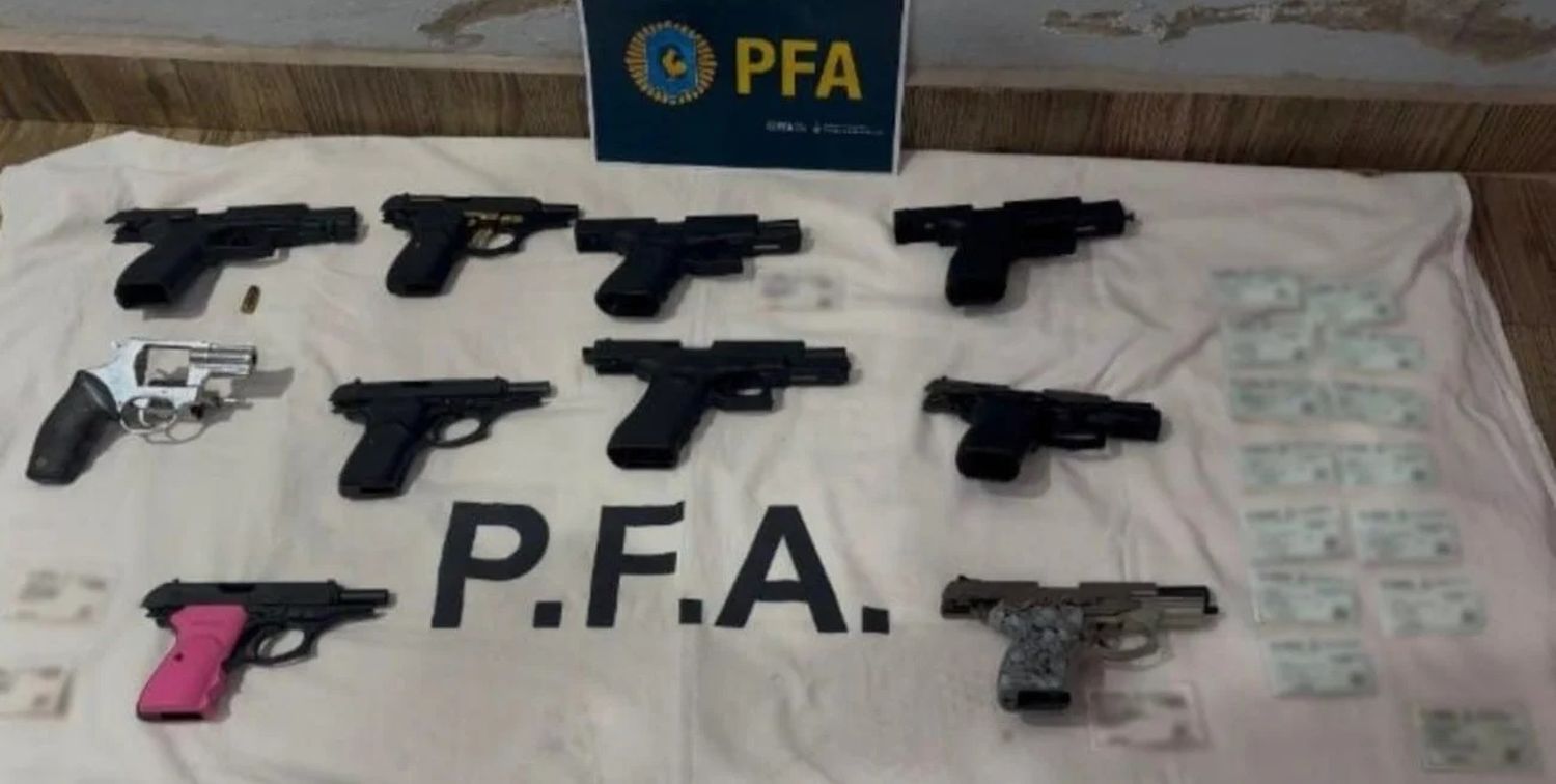 La PFA, en conjunto con la ANMaC, contretaron la detención de 8 personas y el secuestró 122 armas ilegales, en 32 allanamientos realizados en Rosario, Roldán y Villa Gobernador Gálvez. Foto: PFA