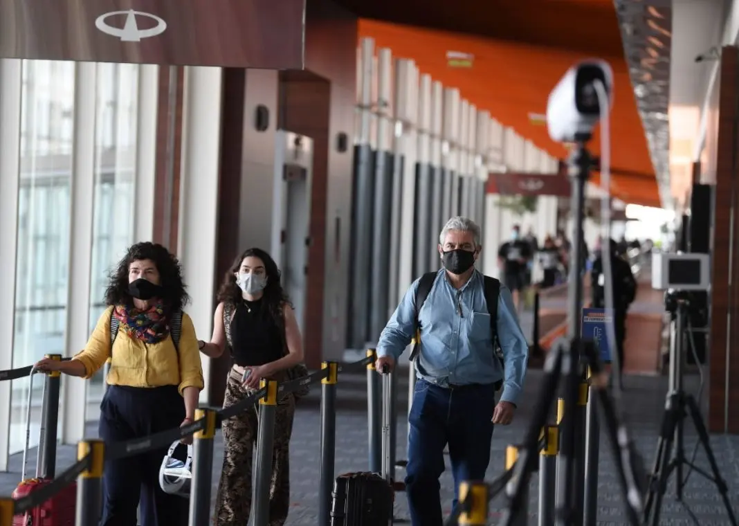 Argentinos y residentes con vacunación completa ya no deberán presentar PCR negativo para ingresar al país