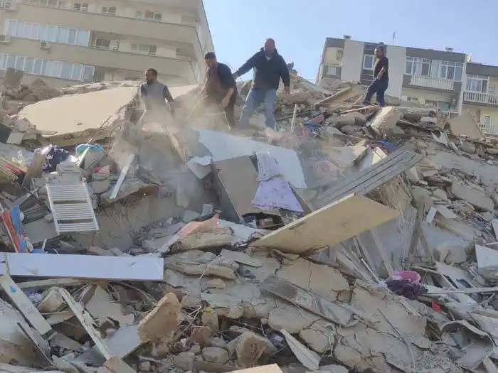 Un fuerte terremoto en el Egeo golpeó a Turquía y Grecia