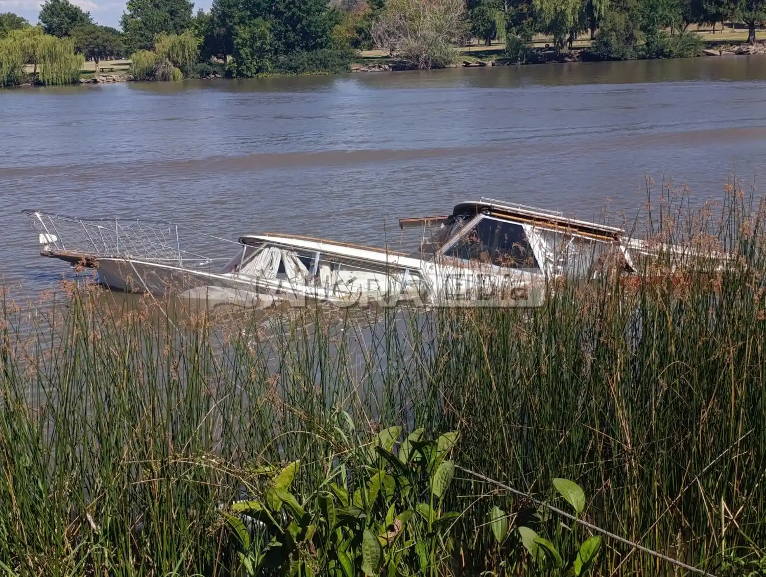 Una embarcación se hundió en el río Gualeguaychú y Ambiente debió actuar por derrame de combustible