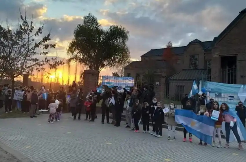 Abrazo solidario en un colegio de Fisherton para pedir por la presencialidad