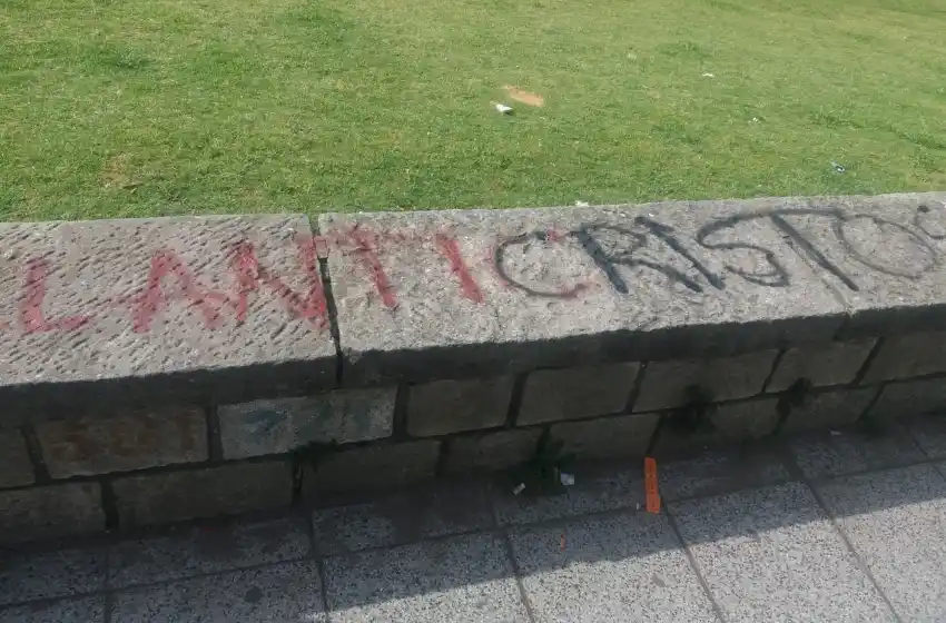 Aprehendieron a una joven por pintar un paredón en la costa