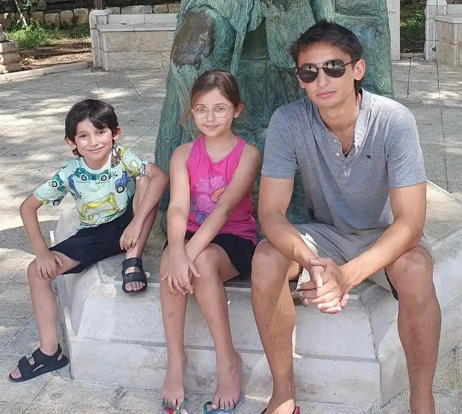 Mateo, Alma y Simón Guercovich.-