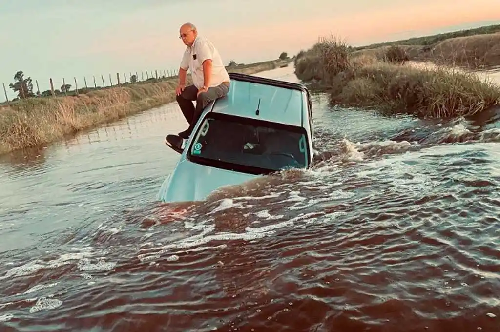 Video: un productor santafesino quedó atrapado con su camioneta