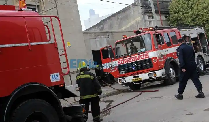 Bomberos trabajaron en incendio de cochera en Italia y Bolivar 