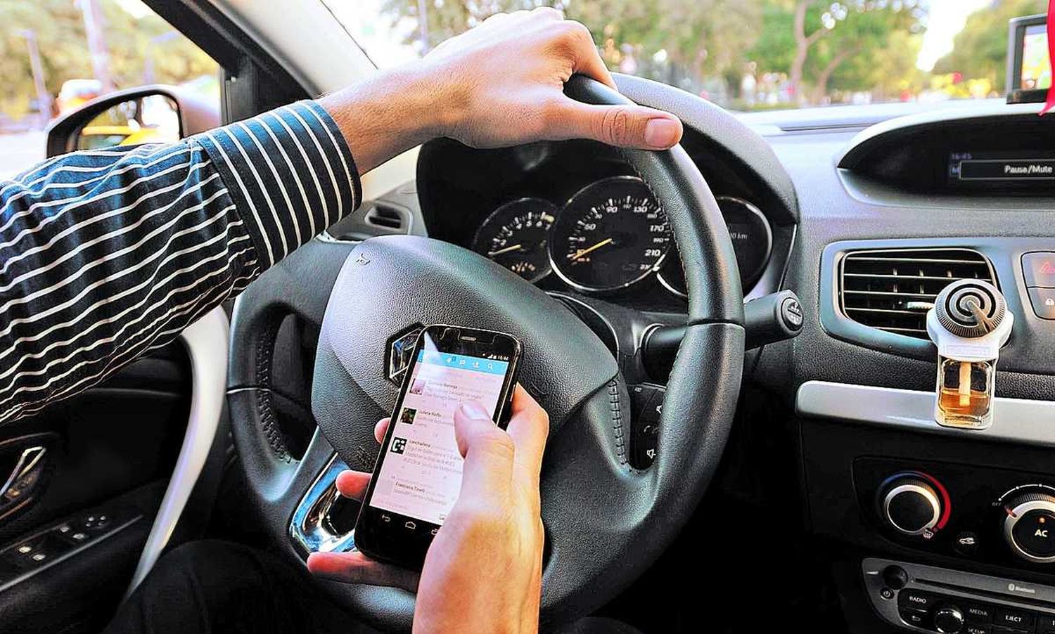 El celular, un peligro al volante: más de 200 mil personas lo usan cuando manejan