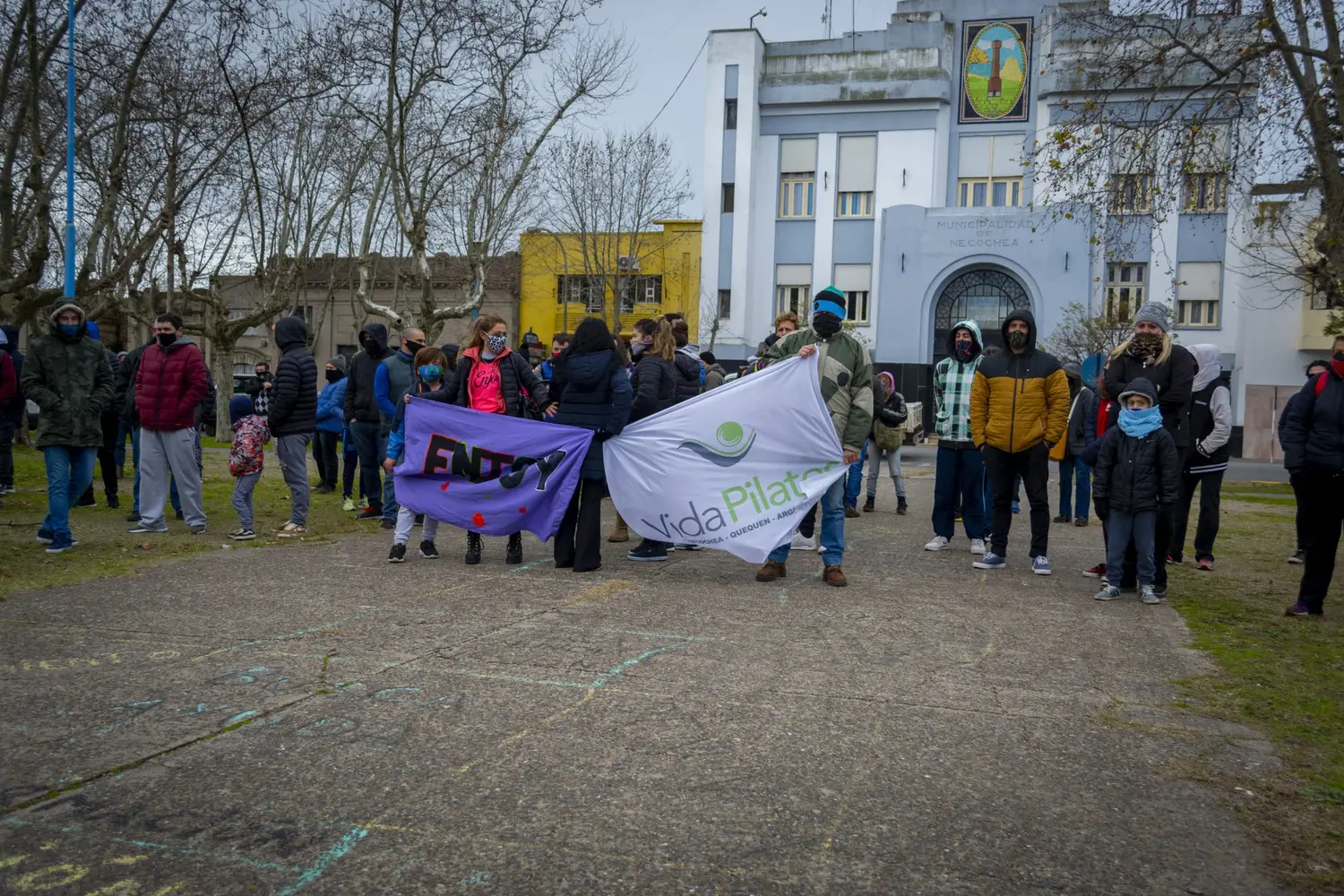 Necochea entró en Fase 5 pero los comerciantes que siguen sin poder trabajar se manifestaron frente al Municipio