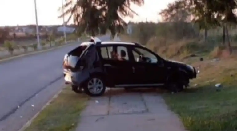 Dejó el auto para que se lo polarizaran, lo encontró volcado y abandonado