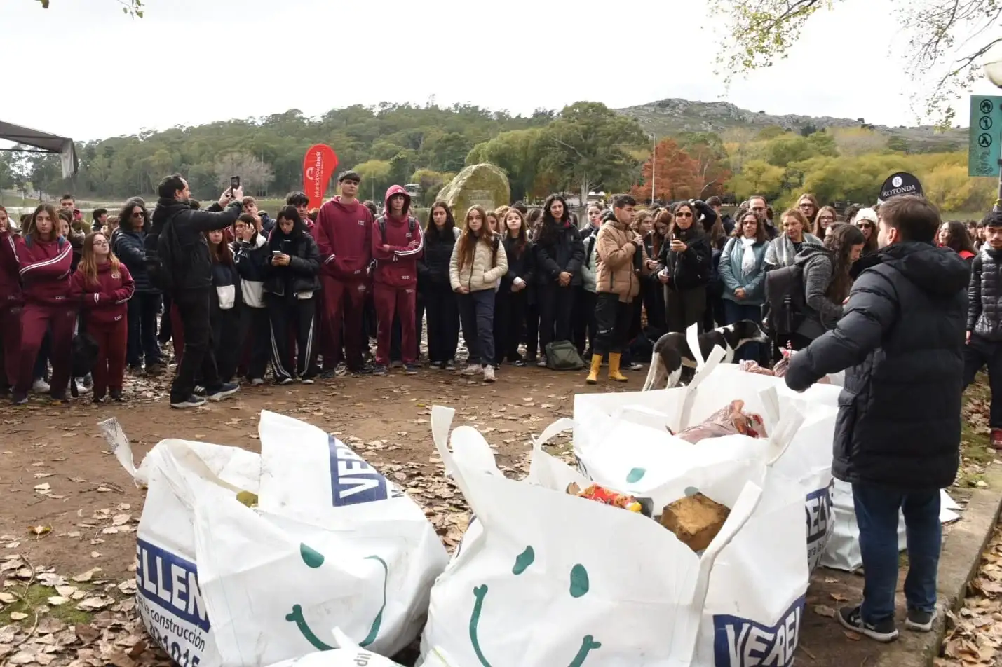 Jornada de limpieza en el Lago del Fuerte. Participaron más de 180 estudiantes secundarios.