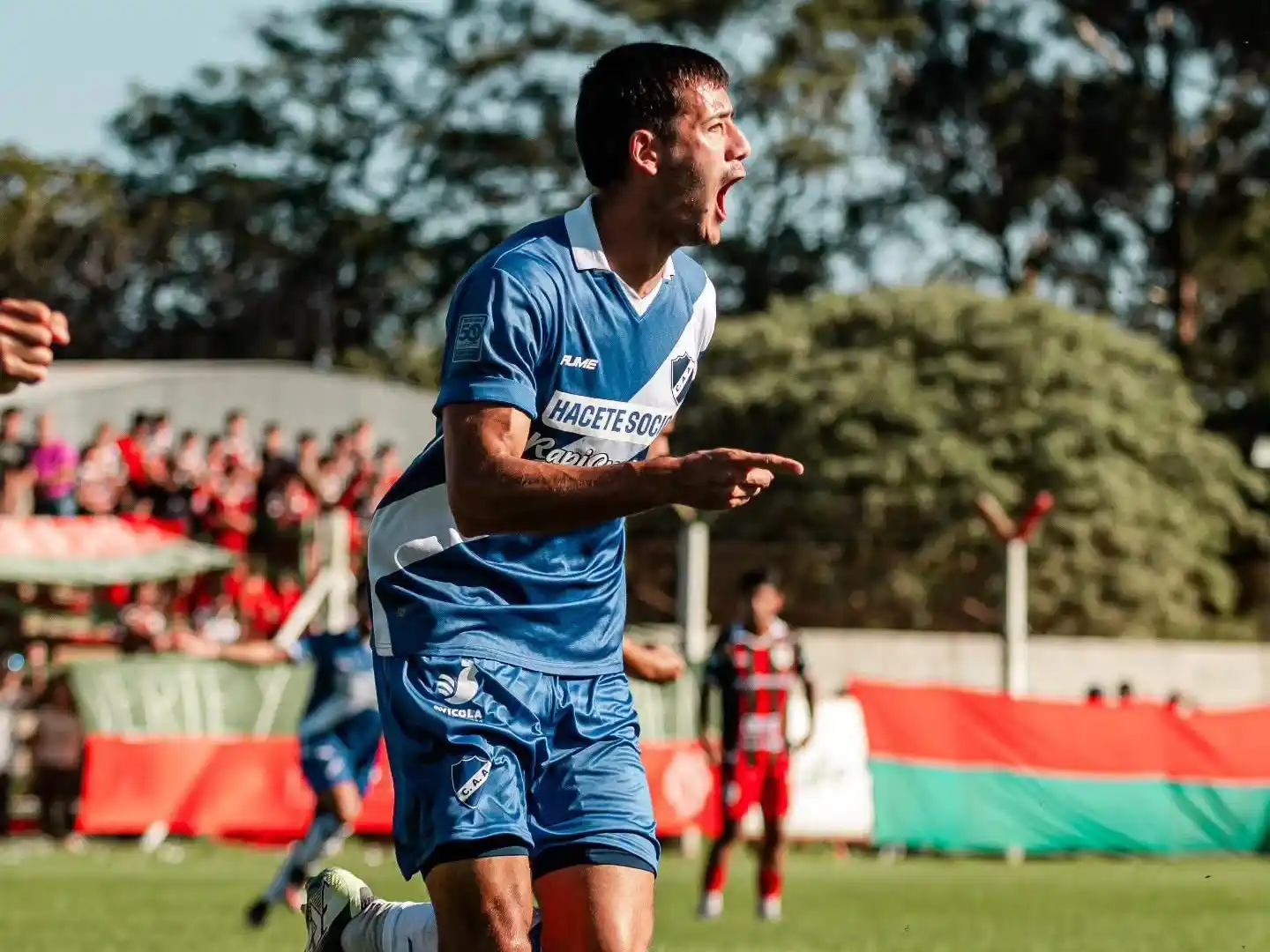 El festejo de Tomás Fernández tras convertir el único gol del partido que le dio la victoria a Alvarado en Otamendi. Crédito: Alvarado.