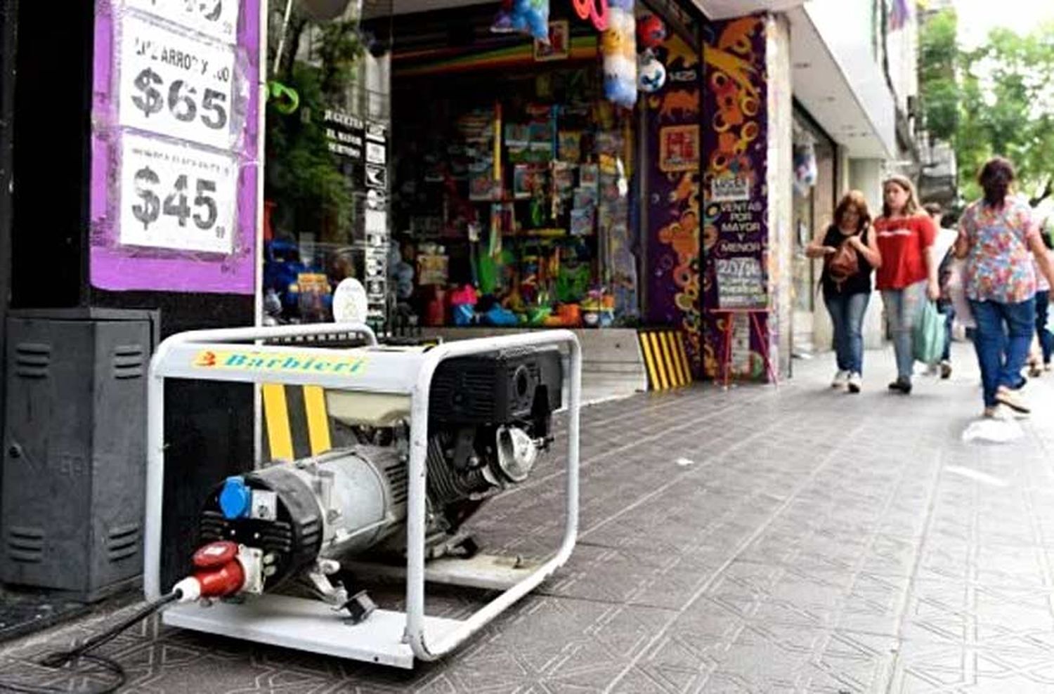 Comerciantes de calle San Luis cansados por los reiterados cortes de luz