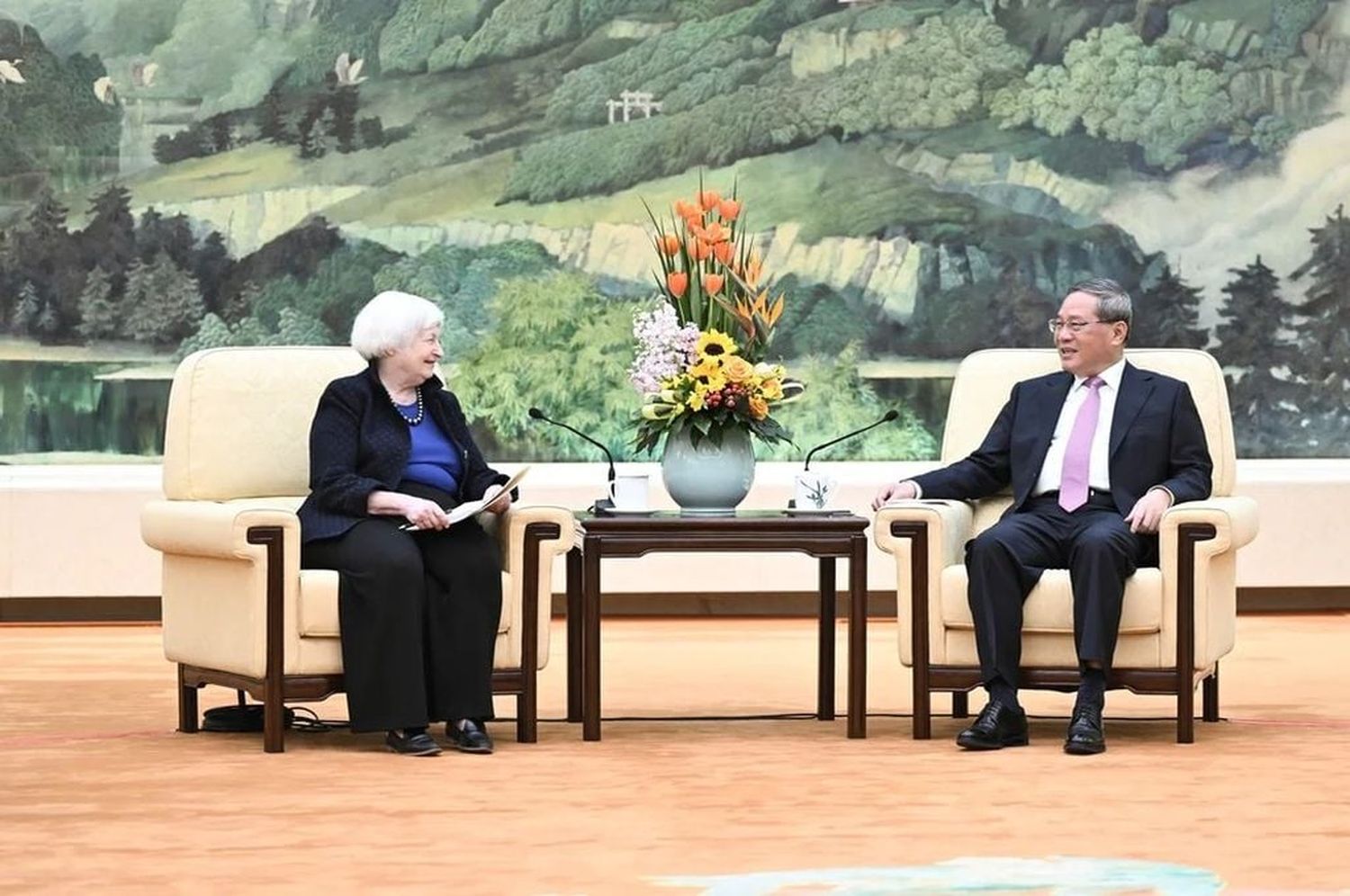 Al comienzo de una reunión en Pekín que duró 80 minutos, Li respondió que los dos países debían respetarse mutuamente y ser socios, no adversarios, y añadió que durante el viaje de Yellen se habían realizado "progresos constructivos".