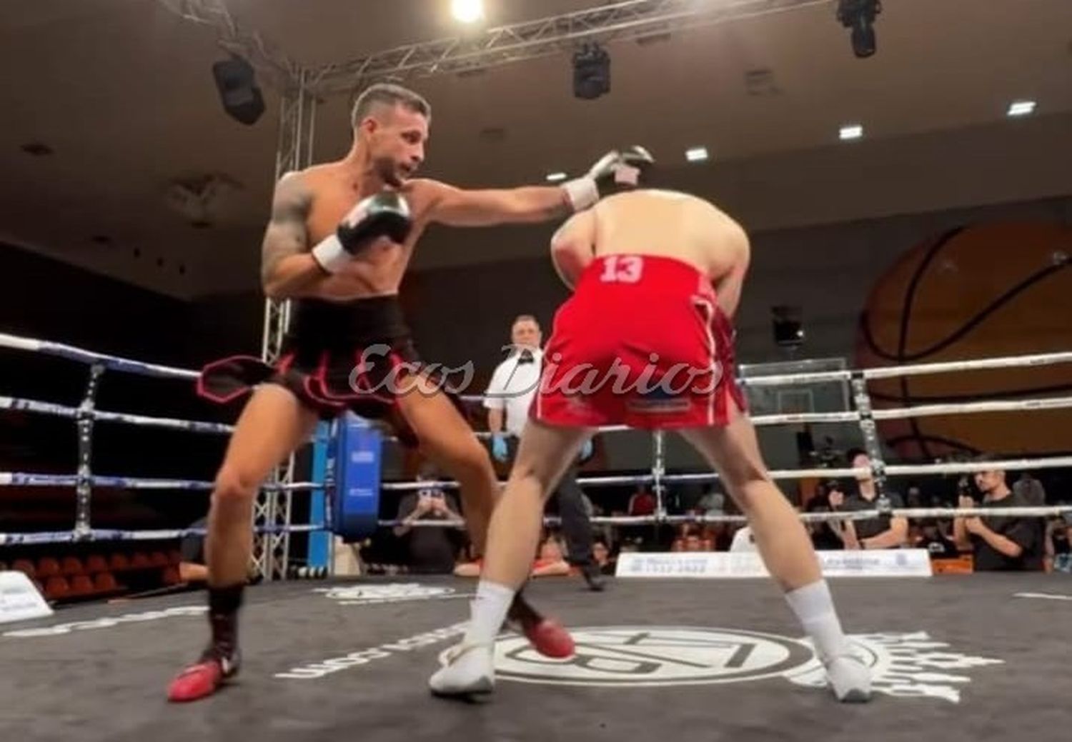 Marcelo "Bocha" Rodríguez (pantalón negro) en plena pelea frente a Jevgenijs Aleksejevs
