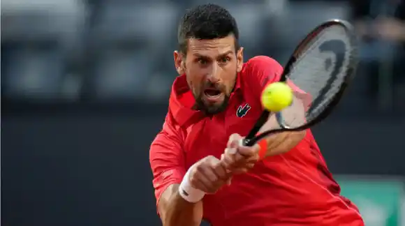 MIRE EL THERMAZO que le dieron a Novak Djokovic cuando firmaba autógrafos (+VIDEO)