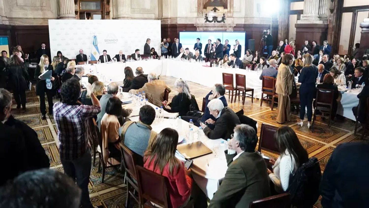 Ley Bases: el oficialismo finalmente consiguió las firmas necesarias y logrará mañana el dictamen