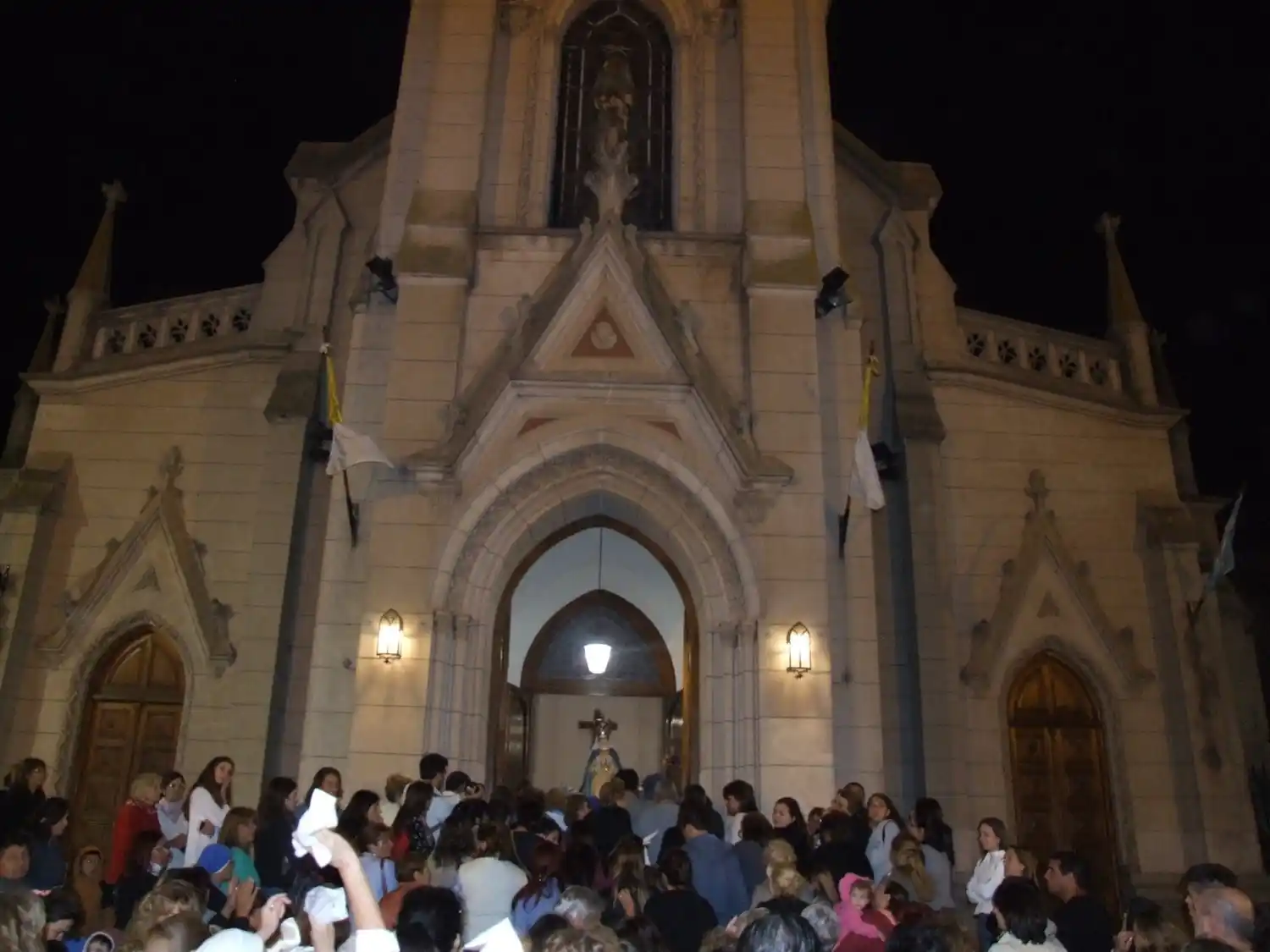 A las 00 hs. del viernes 8 será el tradicional Saludo de la Virgen a sus fieles, frente a la Catedral.