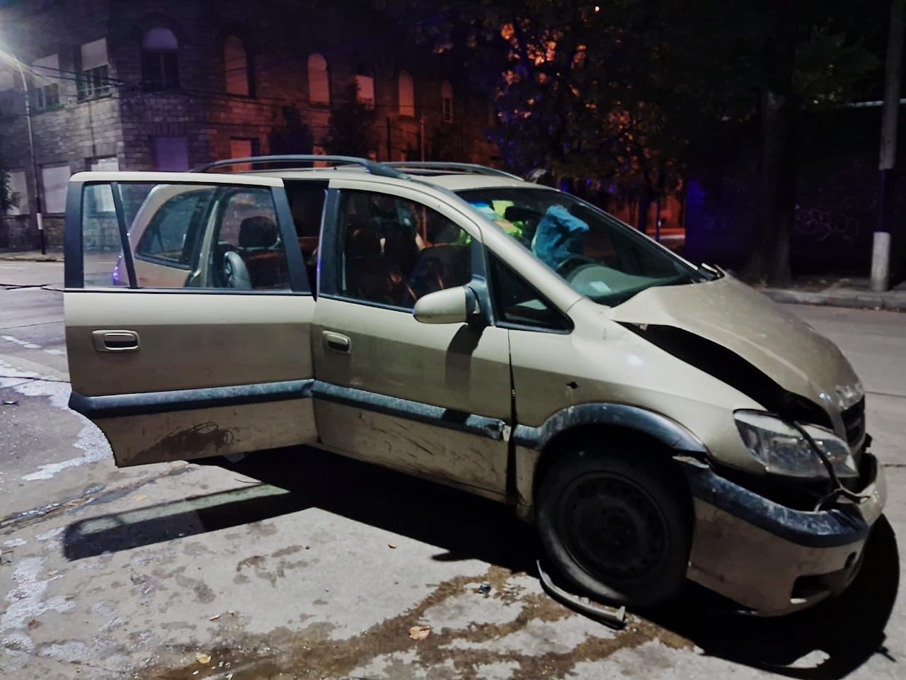 En el auto está el conductor de 42 años, acompañado de un hombre de 29 años y tres niñas de 7, 8 y 10 años.