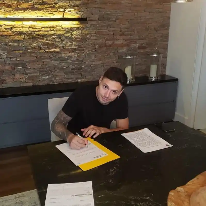 Mauro Zárate selló su renovación con Boca
