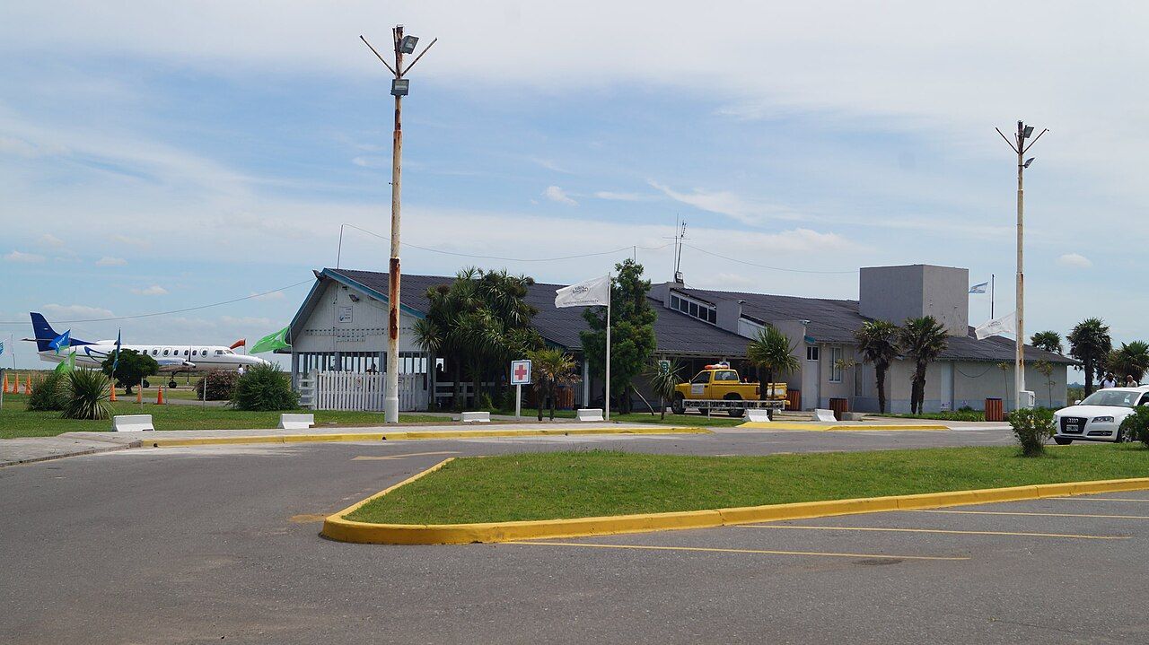 Terminal del aeropuerto de Villa Gesell (Foto via Wikimedia Commons - Matias 18 - Licencia Creative Commons Attribution-Share Alike 4.0 International)