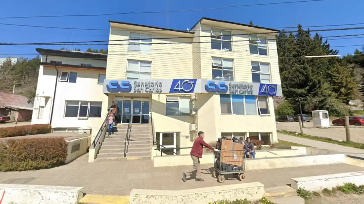 La estudiante fue atendida en el sanatorio San Carlos, donde murió. FOTO: Google Street View.