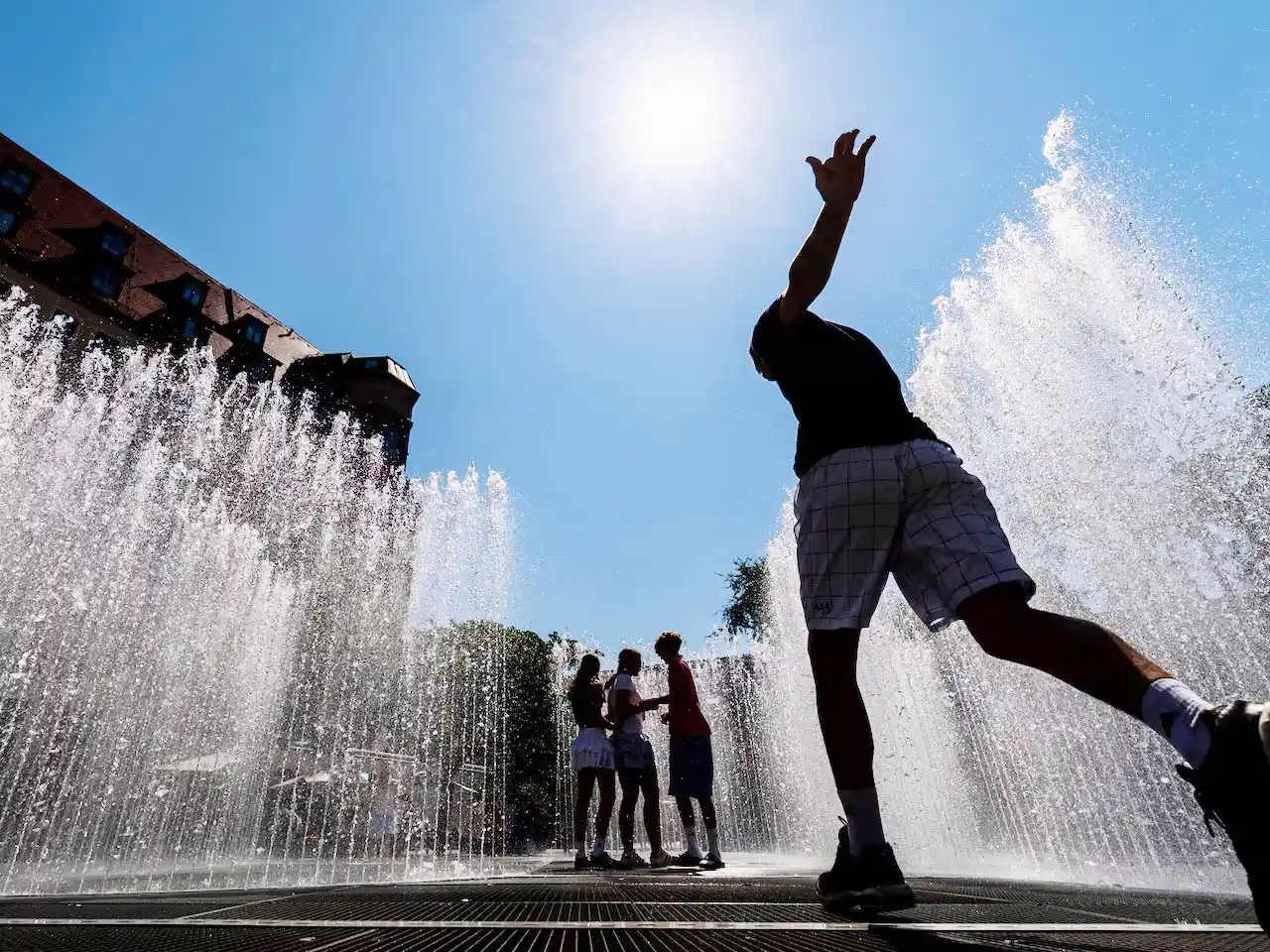 Una nueva ola de calor agobia a Europa y hay dos víctimas fatales por un incendio en España