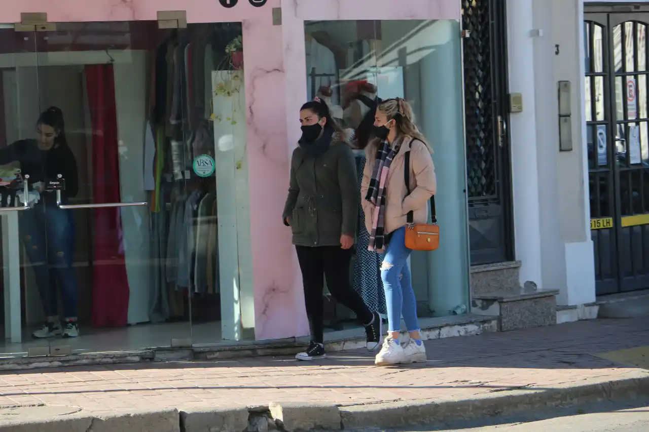 La última semana subieron los contagios pero bajaron las internaciones y las muertes