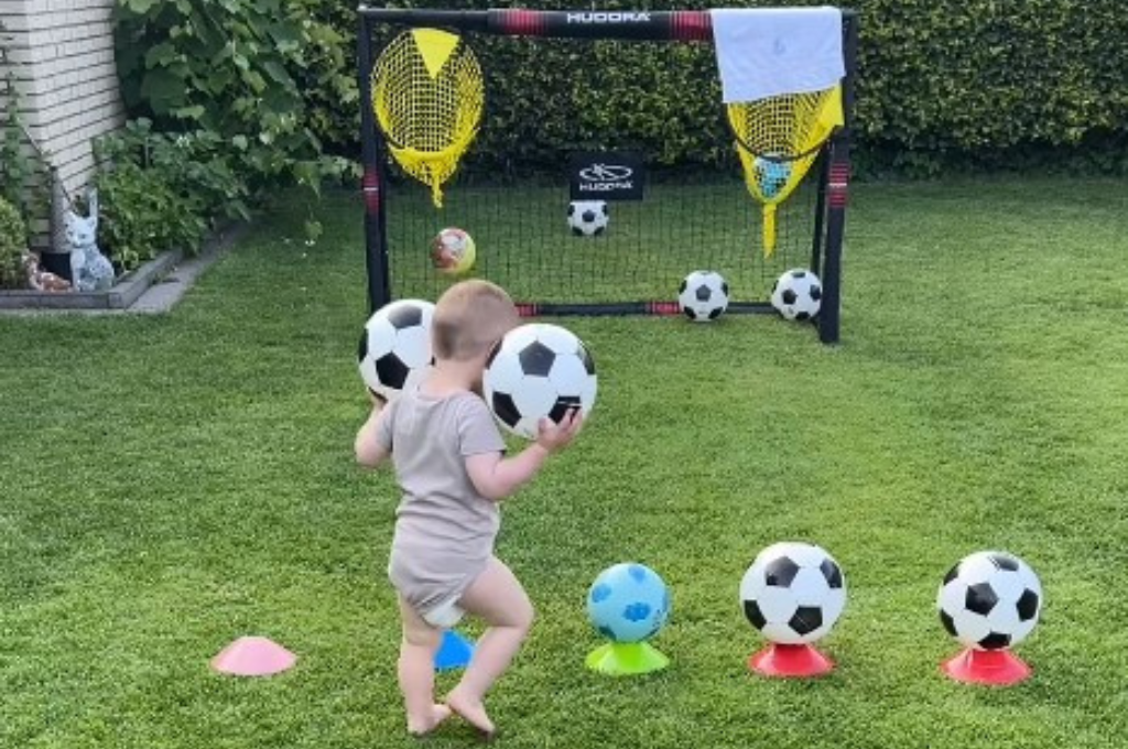 Bebé futbolista.