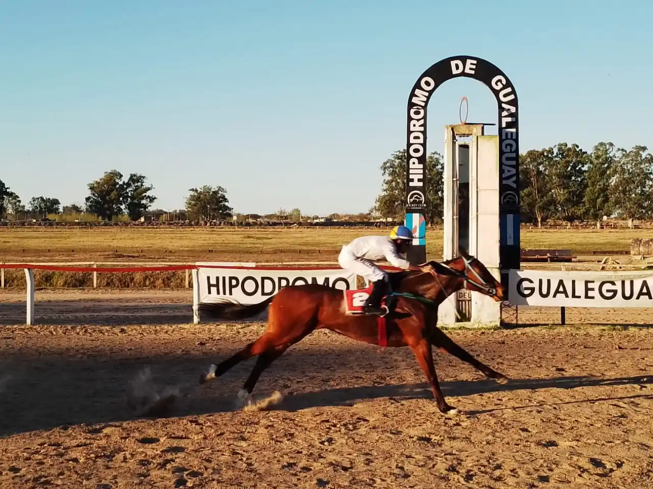 Gran jornada hípica en Gualeguay: 13 carreras y un hipódromo colmado