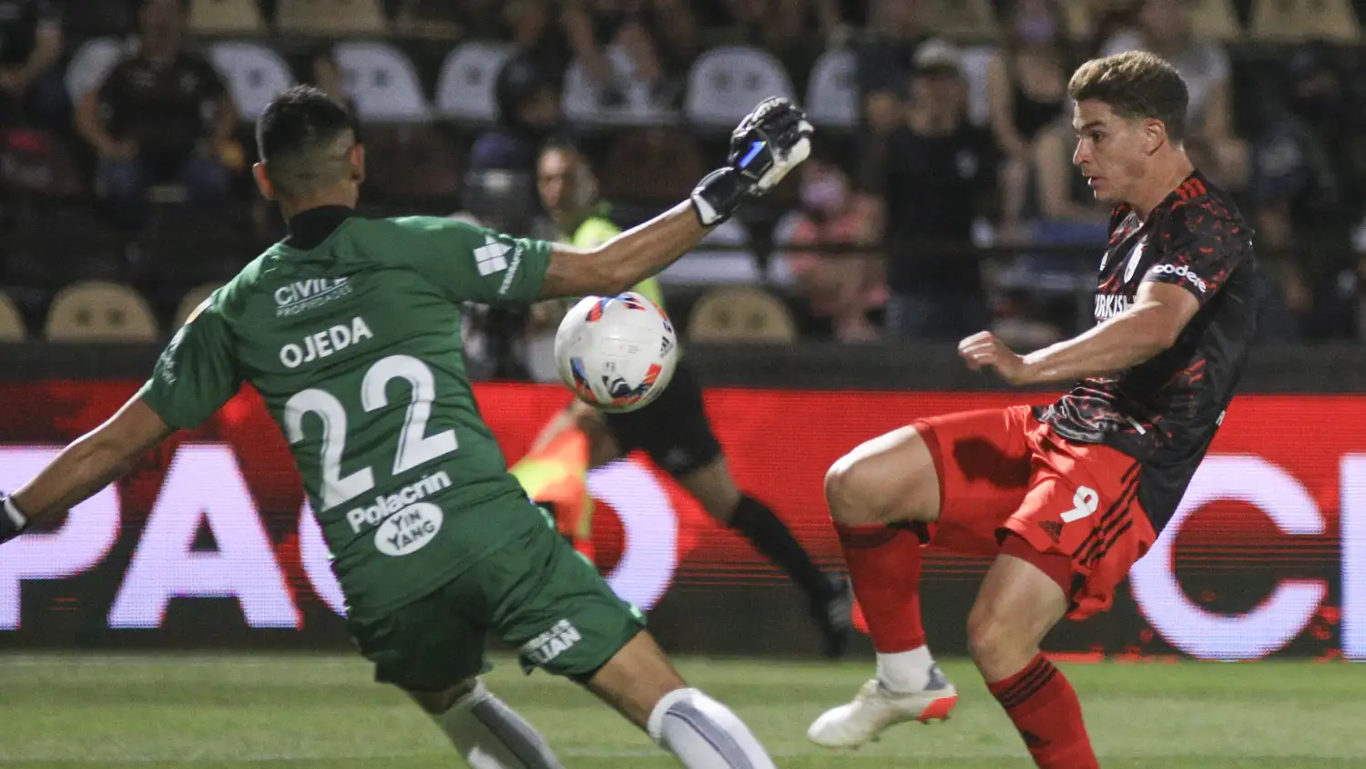Álvarez burla la salida de Ojeda, para el gol de un River imparable.