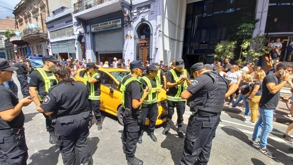 Momento de locura: atropelló a manifestantes en el microcentro y le destrozaron el auto
