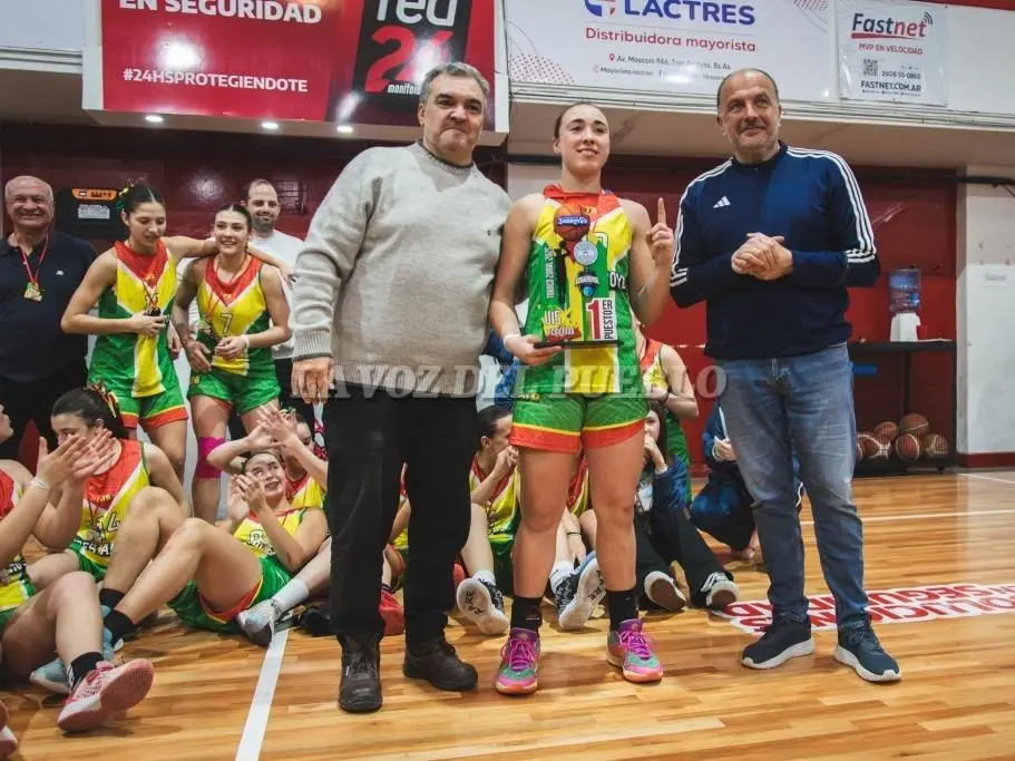 Christian Di Salvo sigue como presidente de la ATB (en la foto junto a Daniela Olivera, jugadora de la Selección U15 y el intendente Pablo Garate)