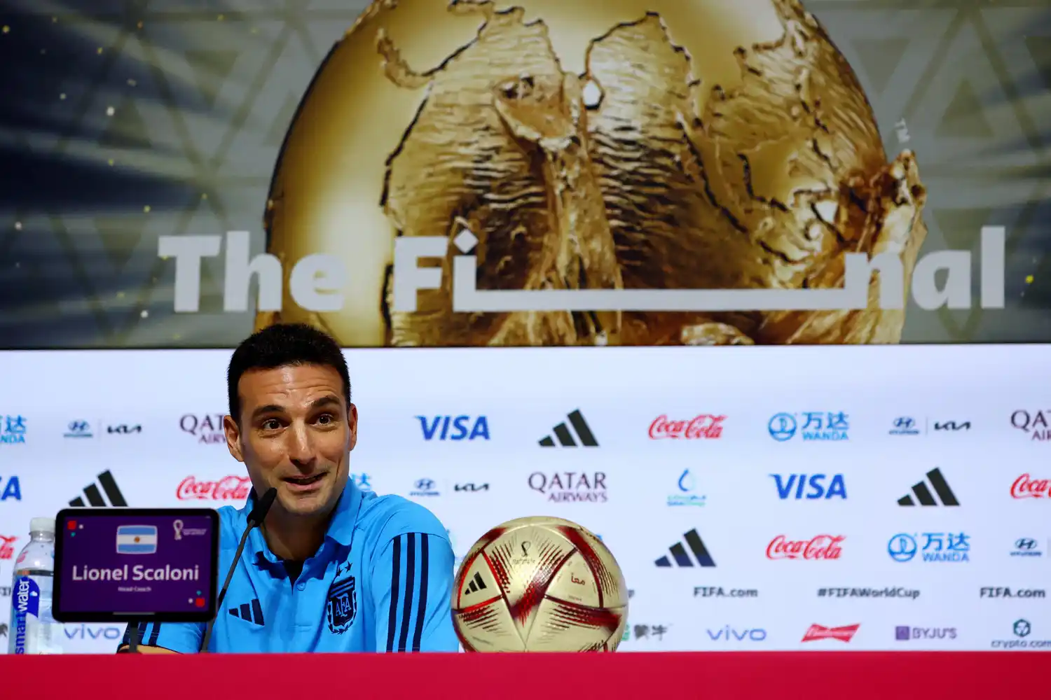 Scaloni, en su atención a la prensa.