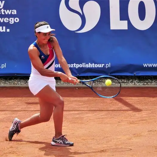 Carlé debutó en España con victorias en el cuadro individual y en el dobles