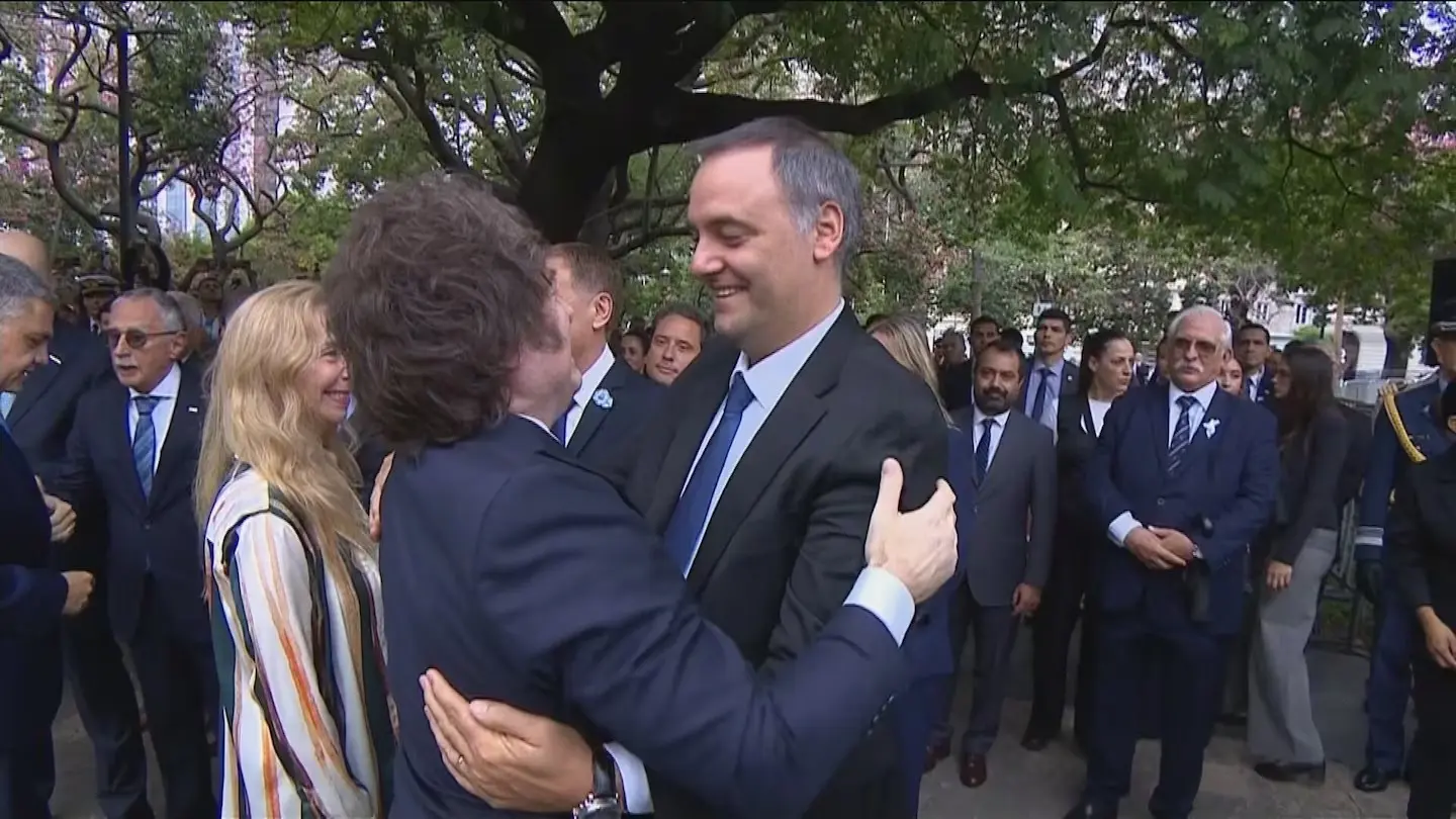Milei se inmola por Adorni.