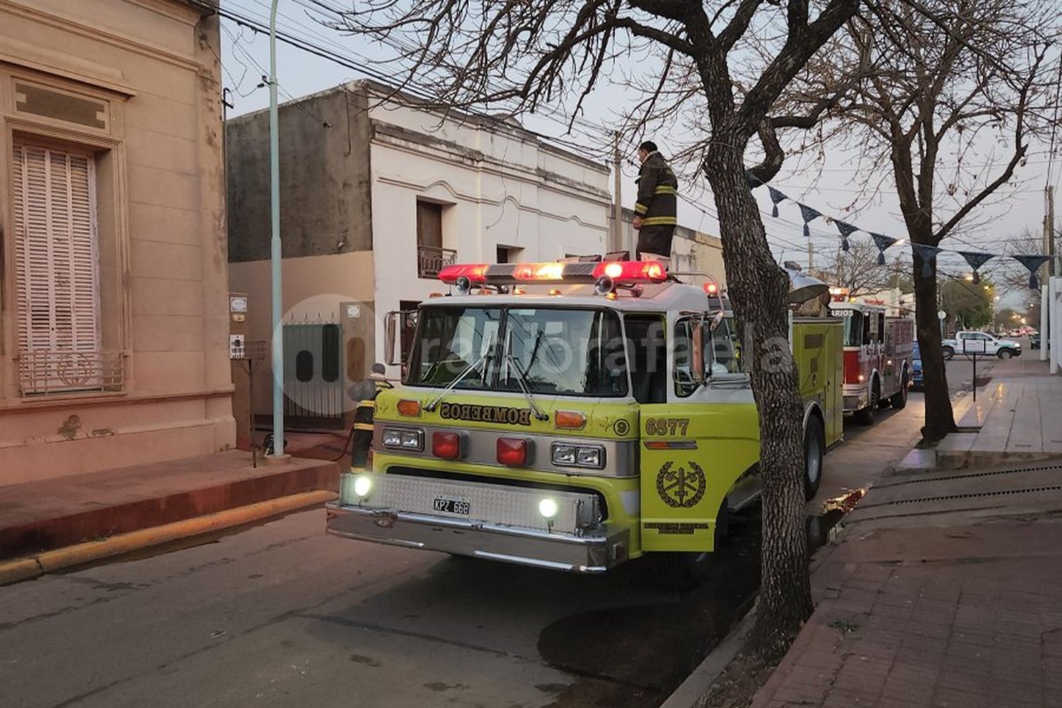 Grave incendio en barrio 30 de Octubre: tuvieron que asistir a una mujer con un golpe