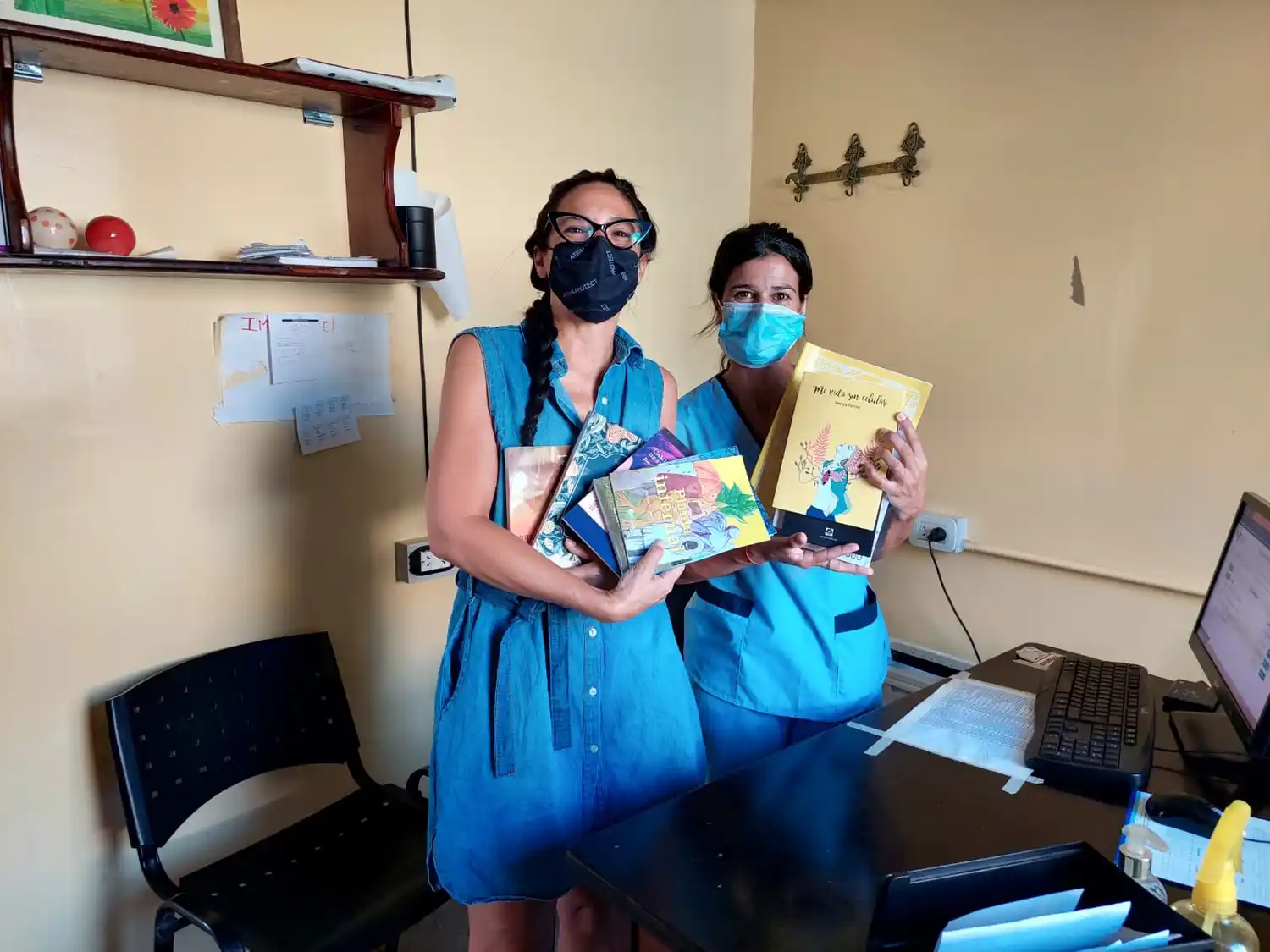 La Alianza Francesa donó una valija llena de libros a la sala de Salud Mental del Hospital