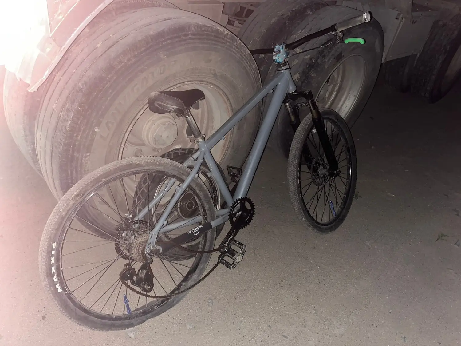 Choque y fuga en Quequén: motociclista atropelló a un menor y escapó sin asistirlo