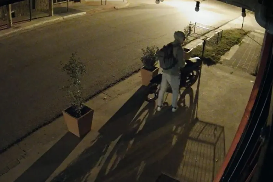 Sunchales: como si nada, se robó una moto que estaba estacionada y quedó filmado