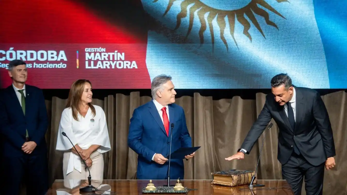 Llaryora tomó juramento a Miguel Siciliano.