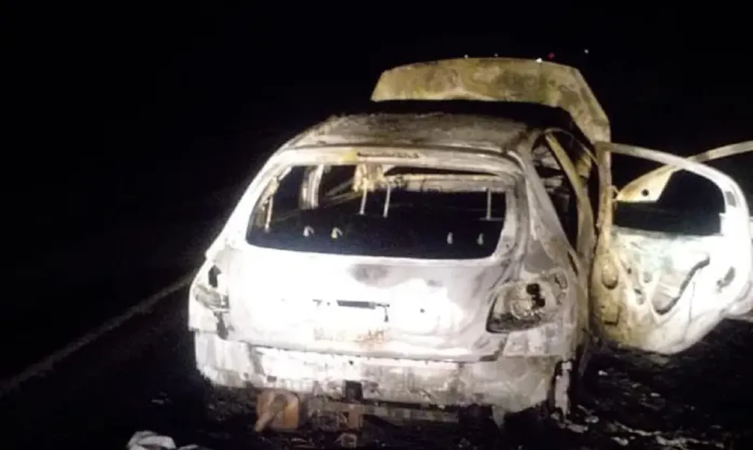 Un auto ardió en llamas en plena Ruta 14: dos jóvenes alcanzaron a bajarse
