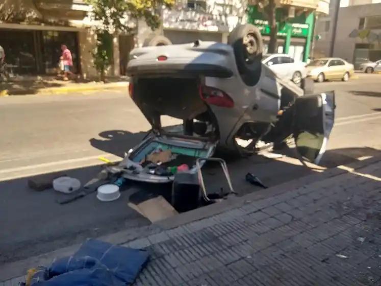 Volcaron con el auto a la madrugada y lo dejaron en la calle