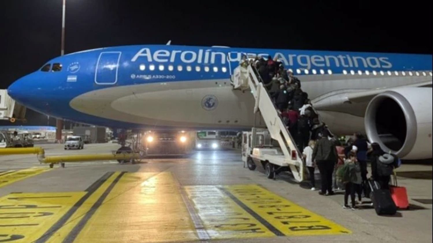 Llegó al país el vuelo de Aerolíneas Argentinas con primeros repatriados de Israel