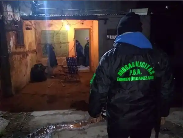Desarticulan “kioscos” de venta de drogas y demoran a un “cliente”