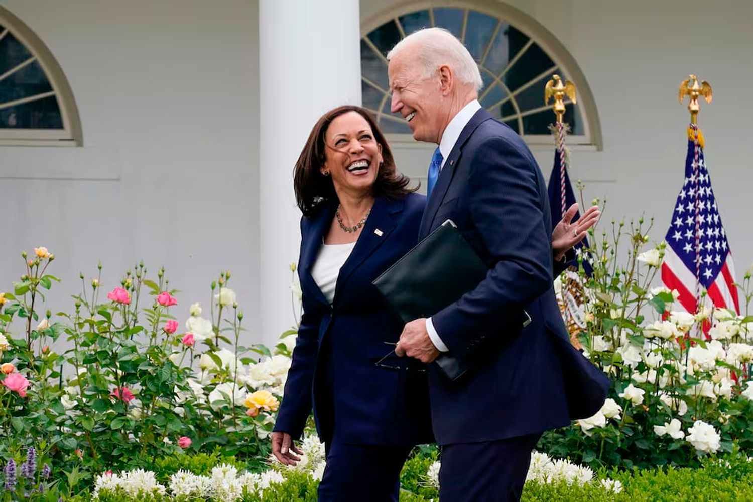 Kamala Harris consolidó su candidatura presidencial y negocia quién la acompañará como vice