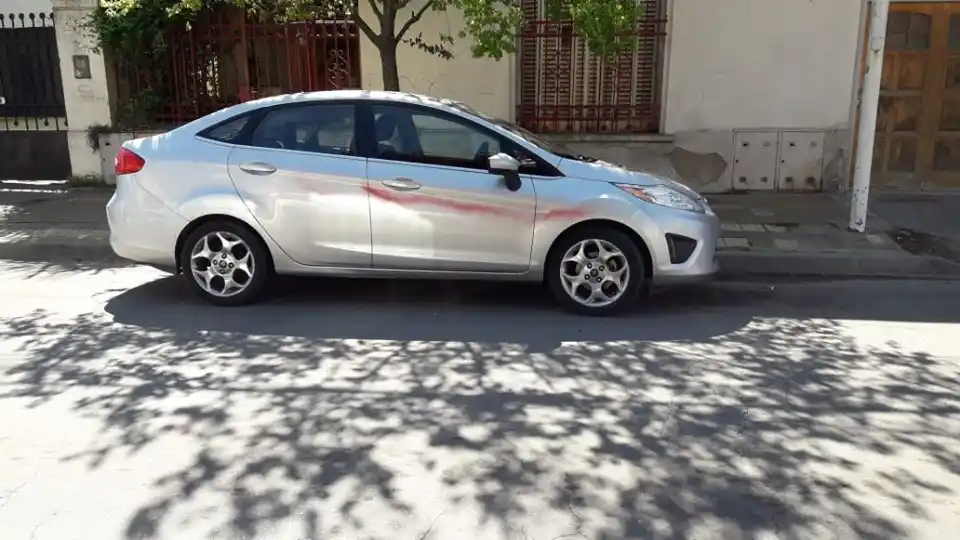 Indignación: grafitearon un auto en pleno centro