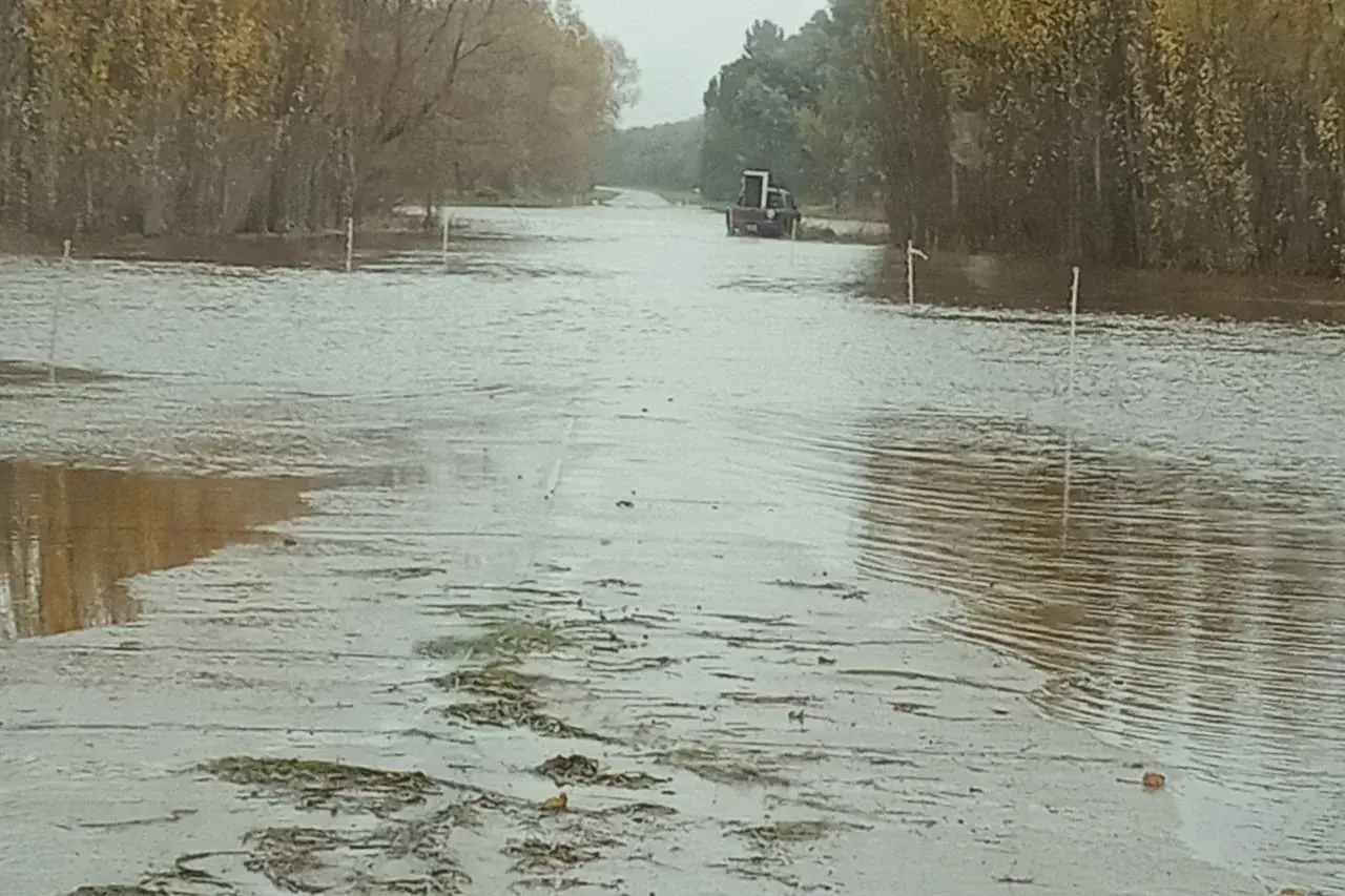 Complicado. El acceso a La Dulce por el desborde una laguna