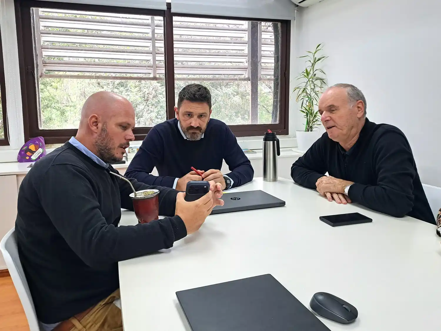 El ministro Estévez junto a Gizzi y Vergé.