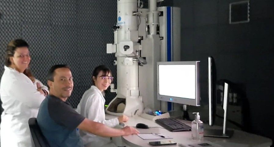 Lisandro Otero, entre colegas de investigación. Es microbiólogo y doctor en Ciencias Biológicas de la UNRC.